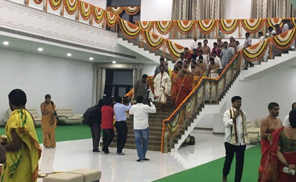 telangana cm,kcr,house warming ceremony,big notes,people,change  కేసీఆర్ సారూ.. ఇలా చేశారేమి?